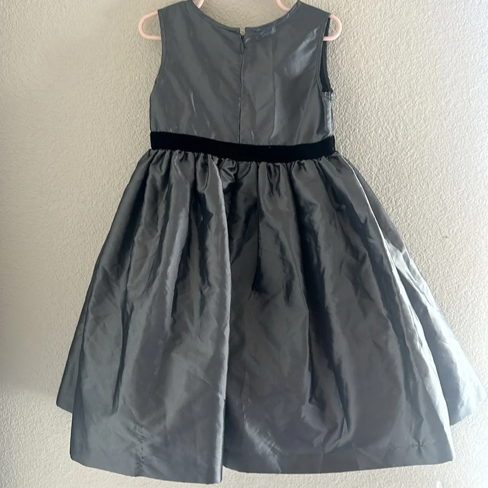 Girls‎ size 4 grey dress with black bow.